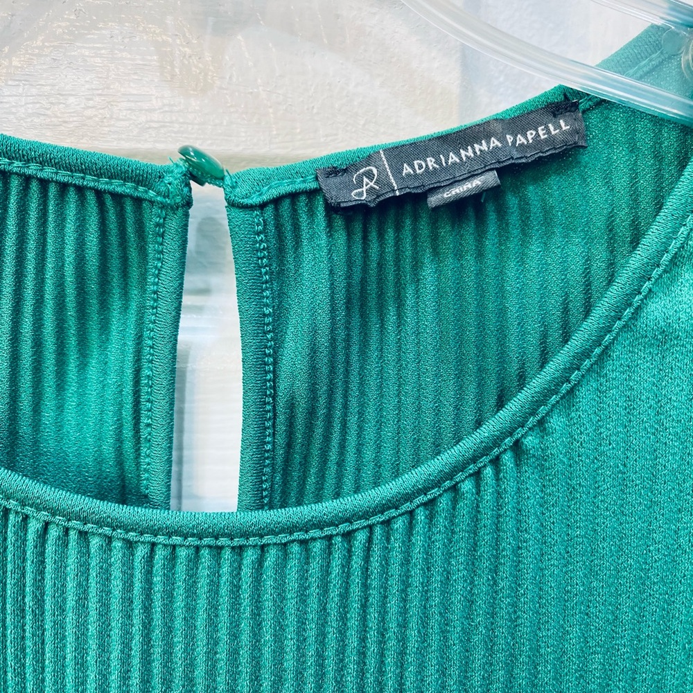 Elegant Green Blouse - Picture 4 of 4